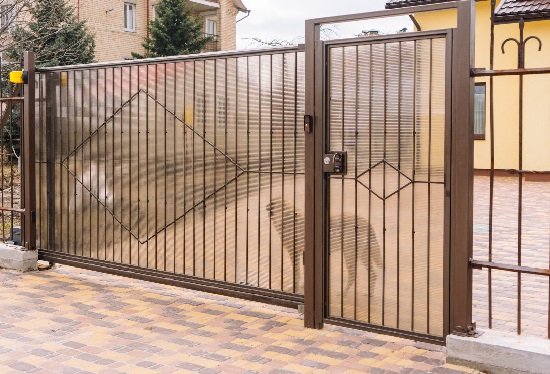 Купить ворота из профлиста с элементами ковки, с металлическими столбами в рамке или под дерево в Можге от 157560 руб